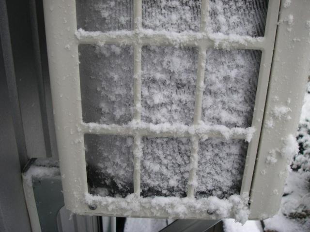 エアコンの暖房が止まる。原因は故障ではなく霜取り運転かも。